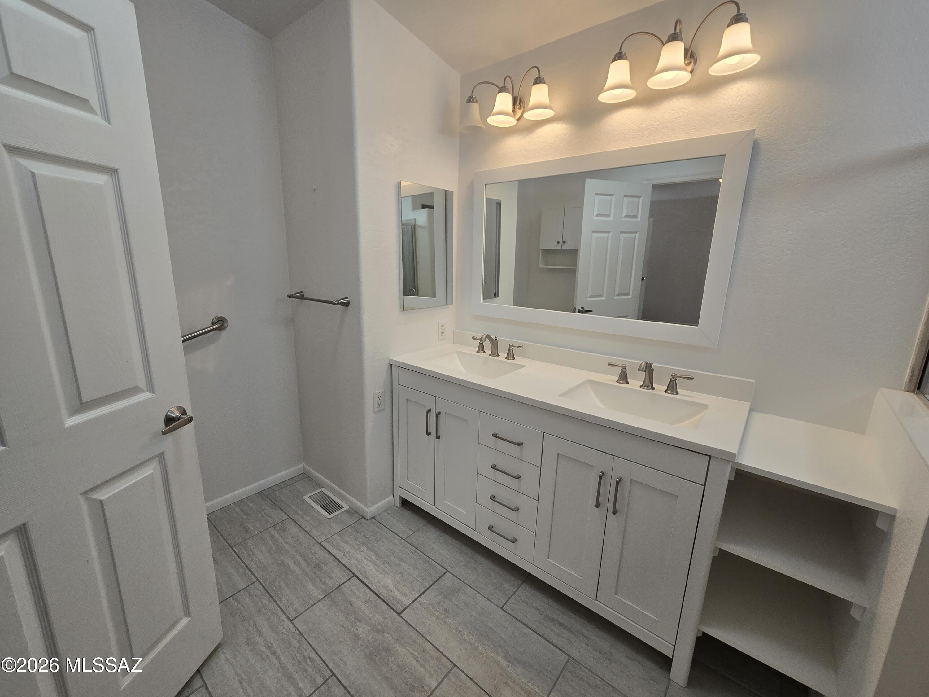 8401 South Kolb Road, Unit 61 Tucson, AZ 85756 - Photo 7 of 23 a spacious bathroom with a double vanity sink a and mirror