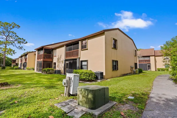 $204,900 | 402 Lakeview Drive East, Royal Palm Beach, FL 33411