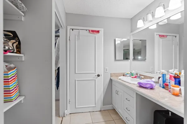 $204,900 | 402 Lakeview Drive East, Royal Palm Beach, FL 33411