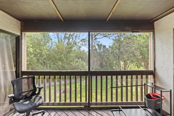 $204,900 | 402 Lakeview Drive East, Royal Palm Beach, FL 33411