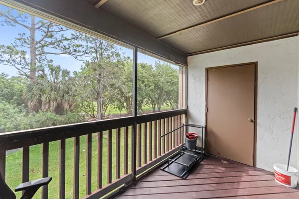 $204,900 | 402 Lakeview Drive East, Royal Palm Beach, FL 33411