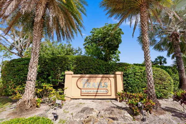 $204,900 | 402 Lakeview Drive East, Royal Palm Beach, FL 33411