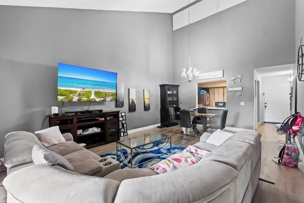 $204,900 | 402 Lakeview Drive East, Royal Palm Beach, FL 33411