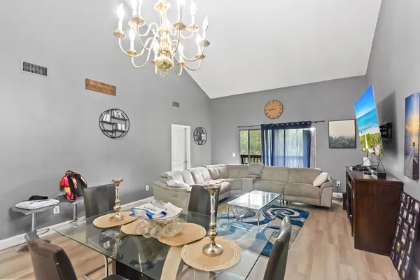 $204,900 | 402 Lakeview Drive East, Royal Palm Beach, FL 33411
