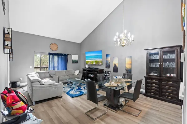$204,900 | 402 Lakeview Drive East, Royal Palm Beach, FL 33411