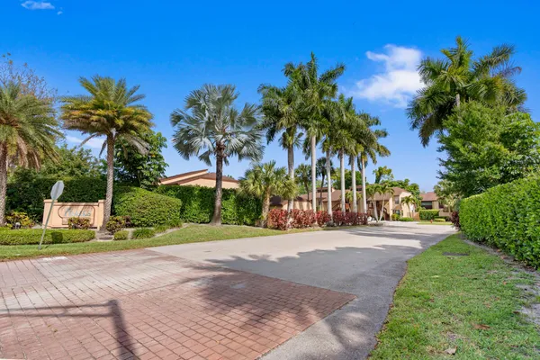 $204,900 | 402 Lakeview Drive East, Royal Palm Beach, FL 33411