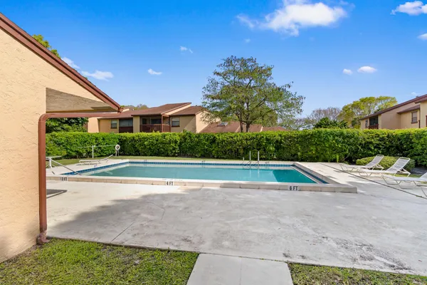 $204,900 | 402 Lakeview Drive East, Royal Palm Beach, FL 33411
