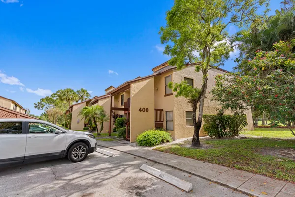 $204,900 | 402 Lakeview Drive East, Royal Palm Beach, FL 33411
