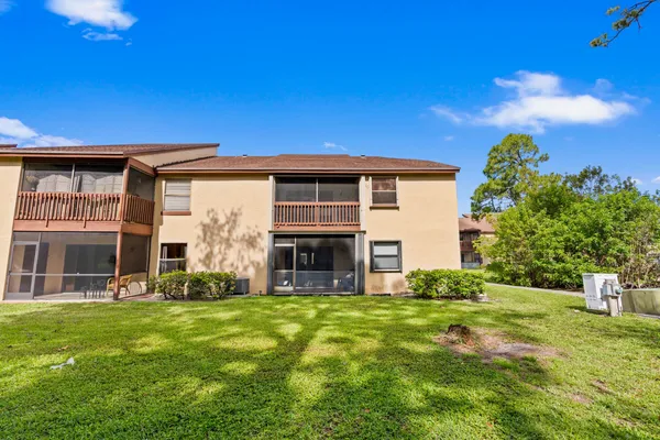 $204,900 | 402 Lakeview Drive East, Royal Palm Beach, FL 33411