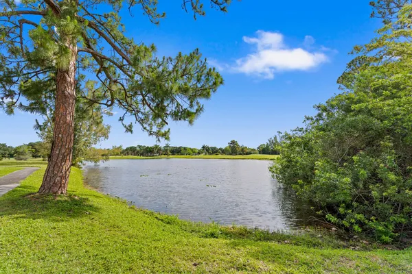 $204,900 | 402 Lakeview Drive East, Royal Palm Beach, FL 33411