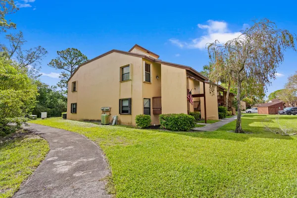 $204,900 | 402 Lakeview Drive East, Royal Palm Beach, FL 33411
