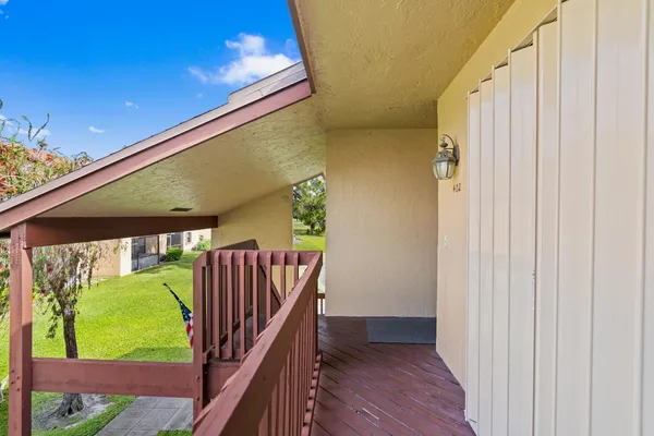 $204,900 | 402 Lakeview Drive East, Royal Palm Beach, FL 33411
