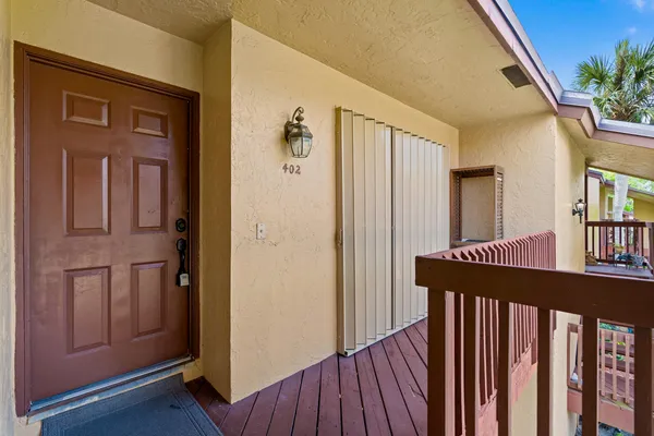 $204,900 | 402 Lakeview Drive East, Royal Palm Beach, FL 33411
