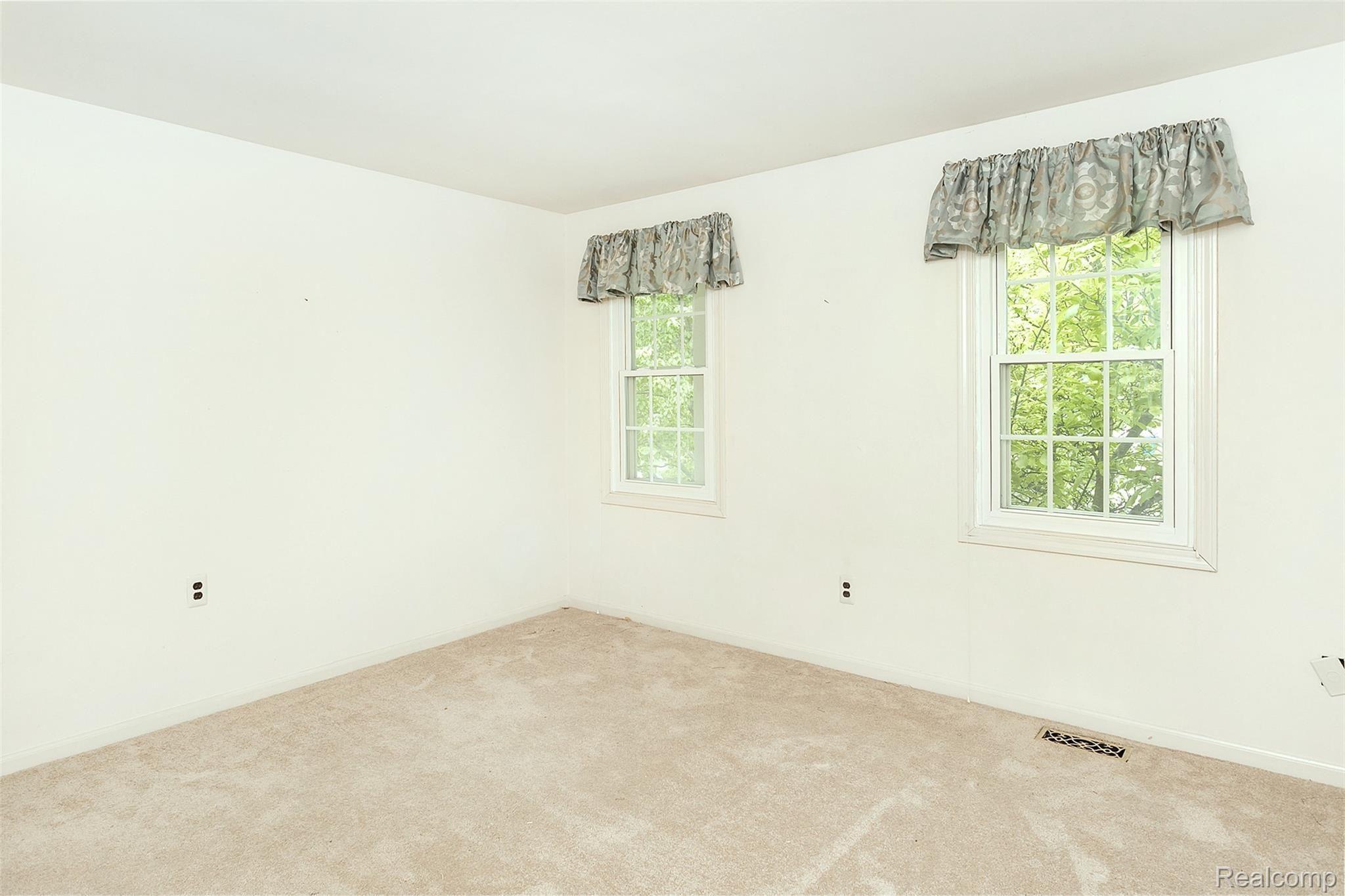 2833 Chancery Court Rochester, MI 48306 - Photo 20 of 38 Bedroom 3