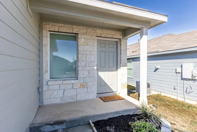 a view of an entryway of the house