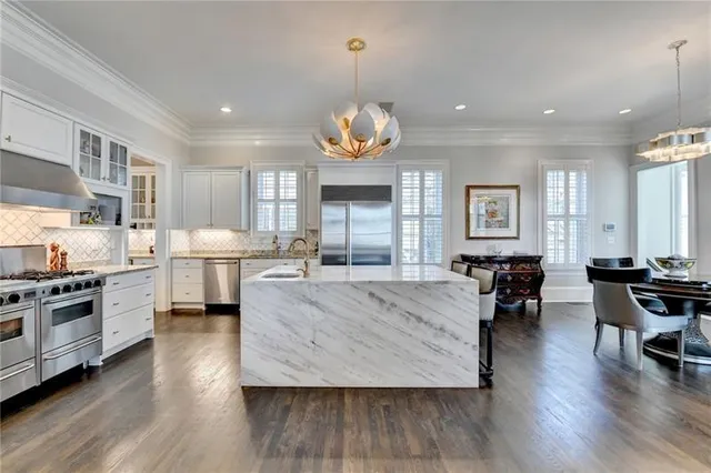 a view of a fountain in the yard of a building