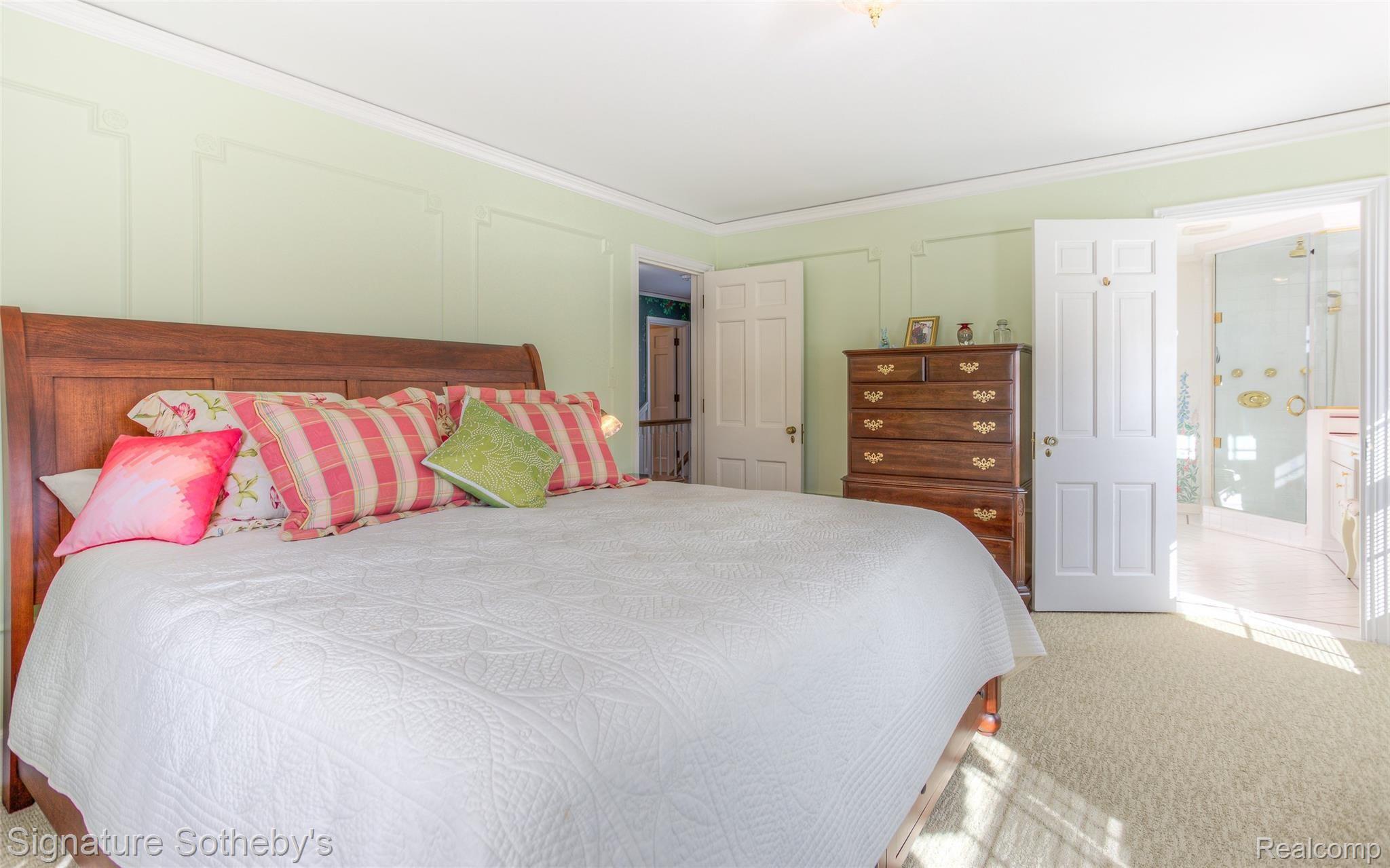180 Merriweather Road Grosse Pointe, MI 48236 - Photo 25 of 51 master looking into bath ??.jpg