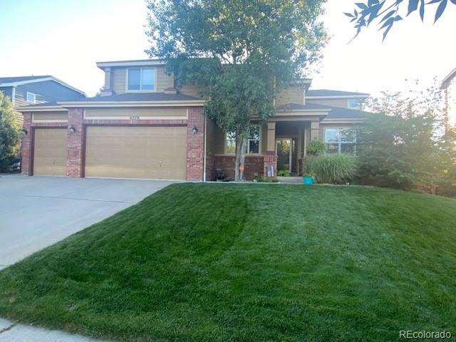 a view of a yard in front of a house