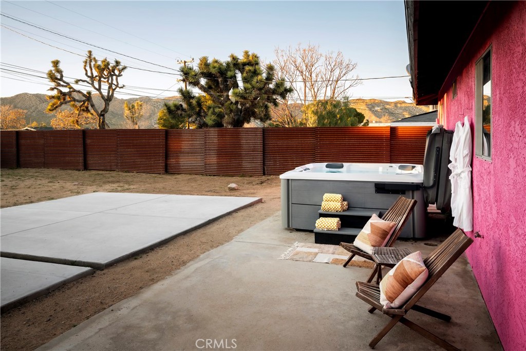 7566 Shawnee Trail Yucca Valley, CA 92284 - Photo 25 of 28 a view of outdoor space with seating area