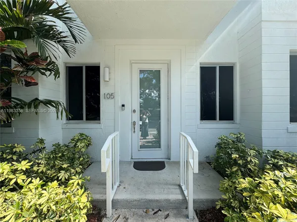 $2,800 | 2630 Northeast 213th Street, Unit 105, Miami, FL 33180
