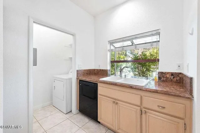 $3,295 | Undisclosed Address, Oak Park, CA 91377