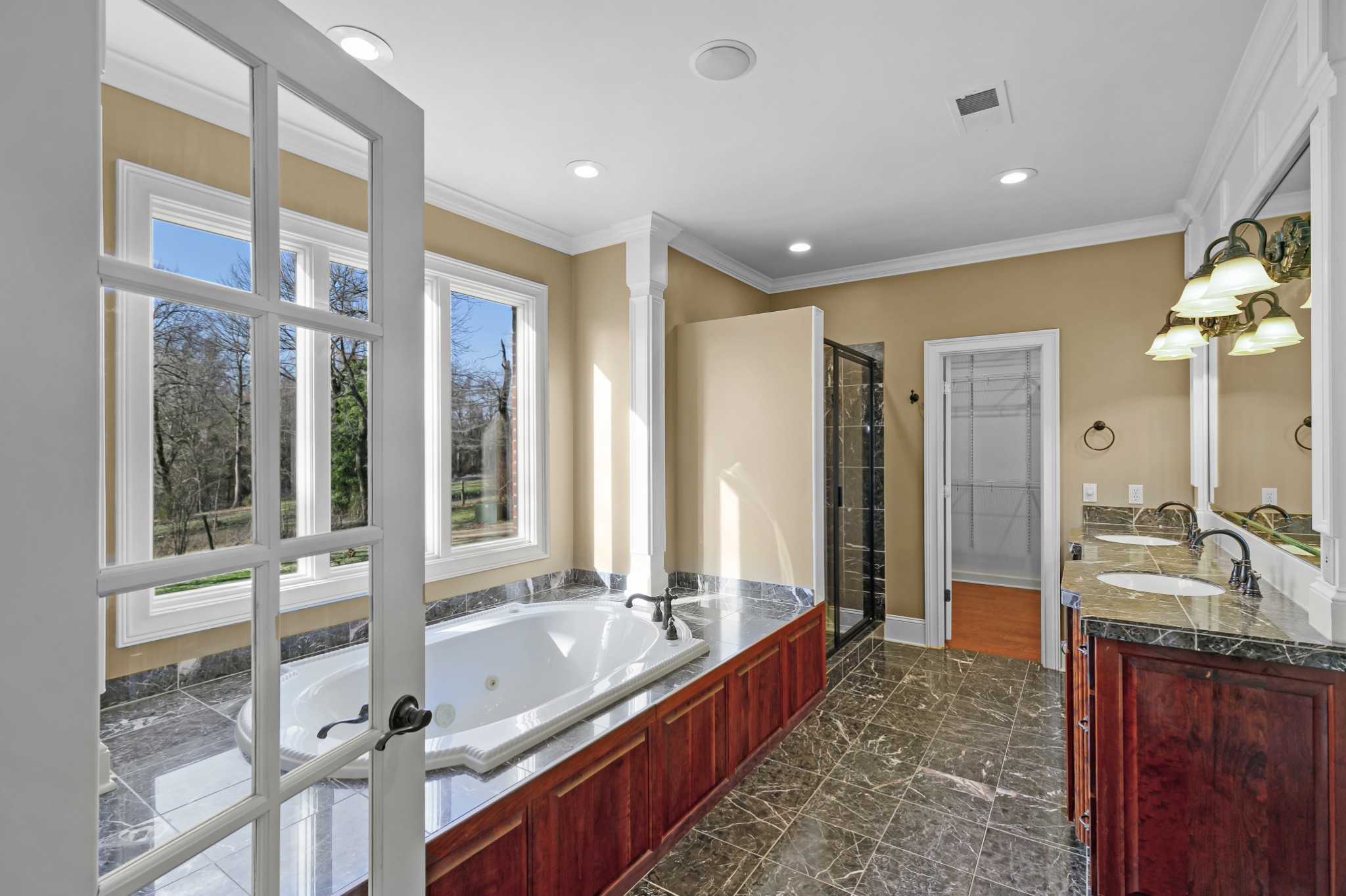 407 McLeary Road Jackson, TN 38305 - Photo 16 of 42 a large spacious bathroom with a large tub and sink