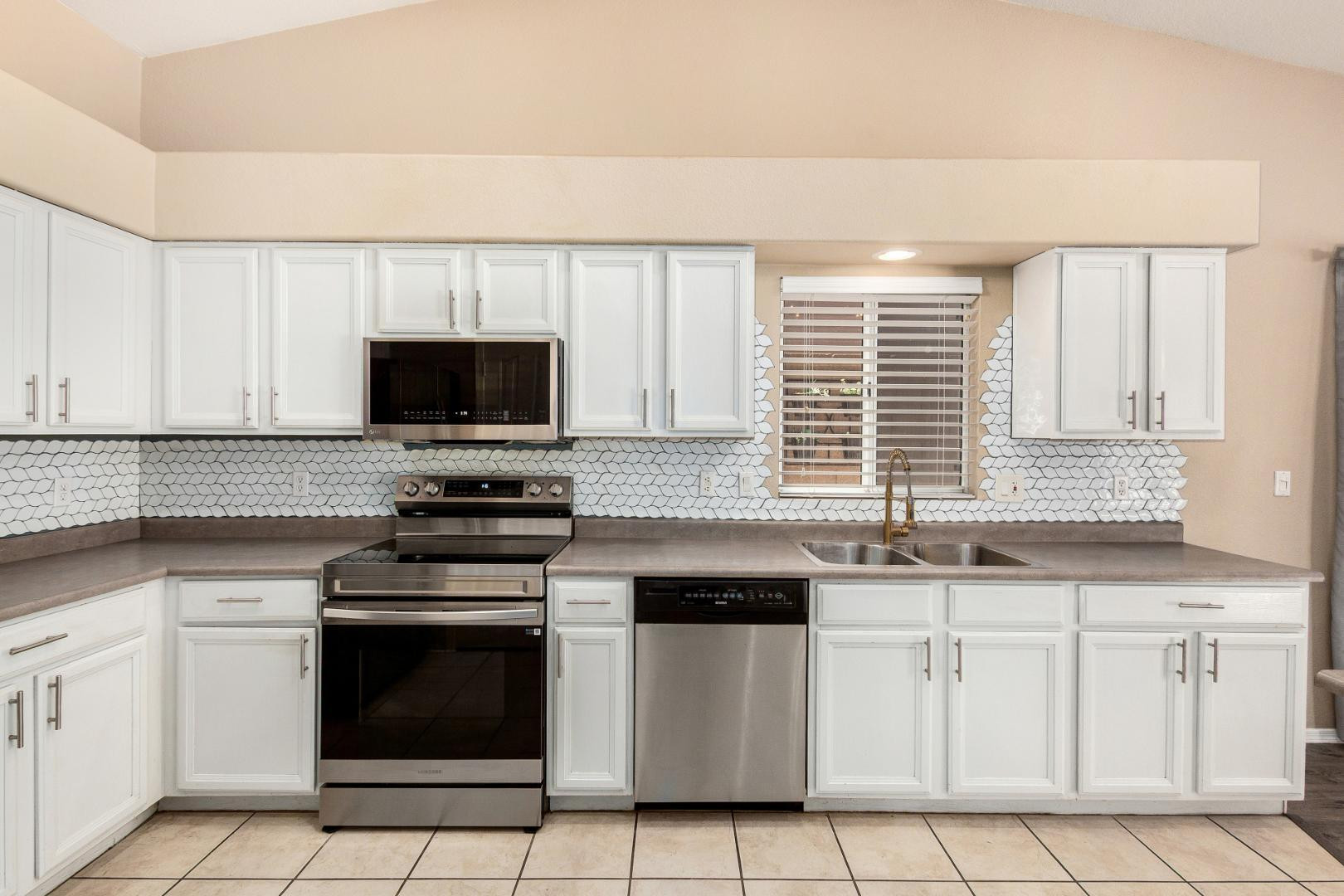 2412 East Wescott Drive Phoenix, AZ 85050 - Photo 11 of 26 Photo #11