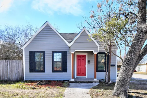 $1,700 | 1707 East B E Main Street, Kerrville, TX 78028