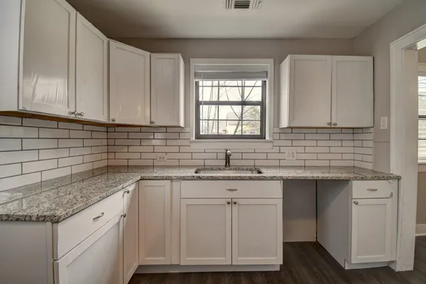 $1,700 | 1707 East B E Main Street, Kerrville, TX 78028