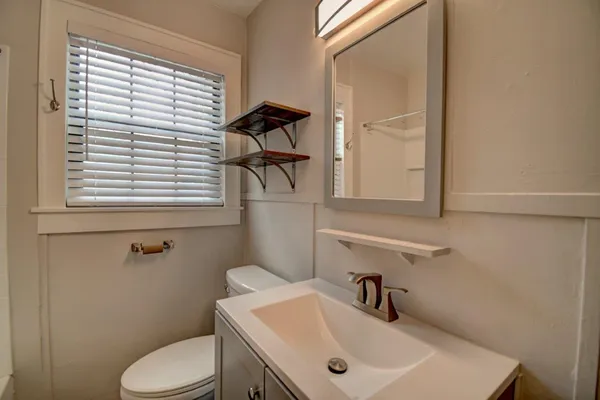 $1,700 | 1707 East B E Main Street, Kerrville, TX 78028