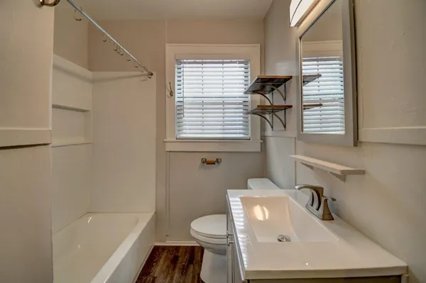 $1,700 | 1707 East B E Main Street, Kerrville, TX 78028