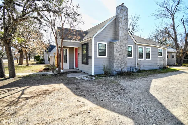 $1,700 | 1707 East B E Main Street, Kerrville, TX 78028