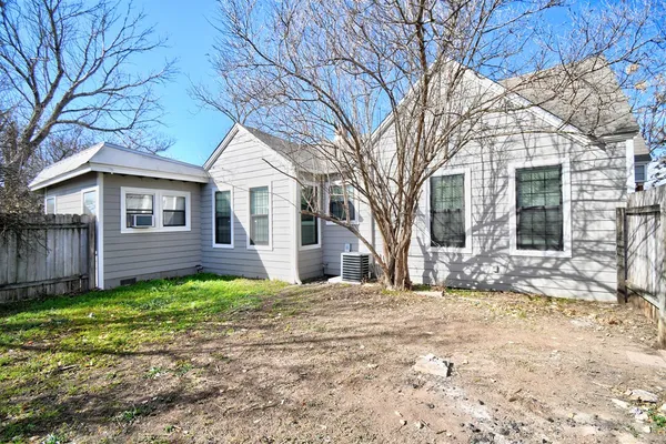 $1,700 | 1707 East B E Main Street, Kerrville, TX 78028