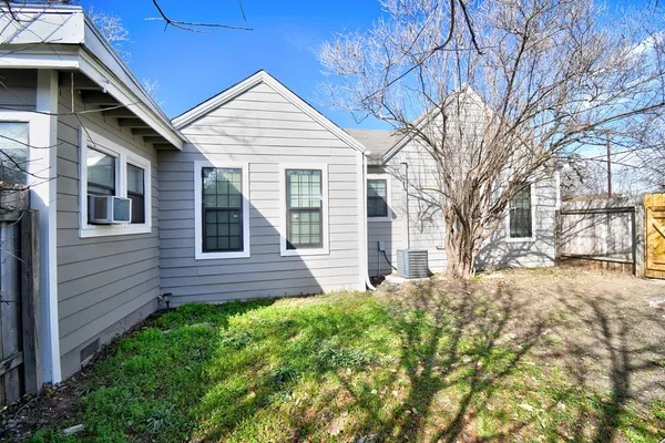 $1,700 | 1707 East B E Main Street, Kerrville, TX 78028