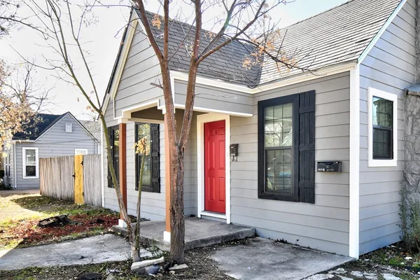 $1,700 | 1707 East B E Main Street, Kerrville, TX 78028