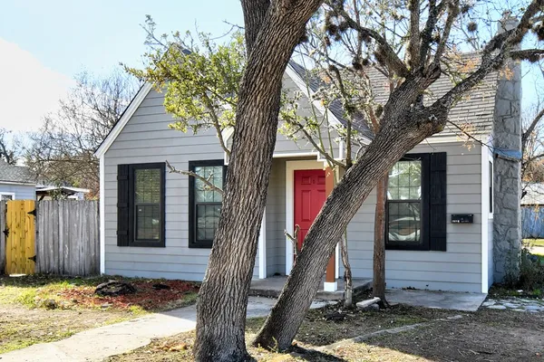 $1,700 | 1707 East B E Main Street, Kerrville, TX 78028