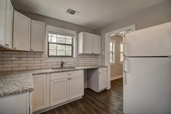 $1,700 | 1707 East B E Main Street, Kerrville, TX 78028