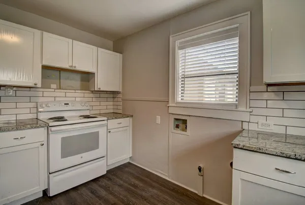 $1,700 | 1707 East B E Main Street, Kerrville, TX 78028