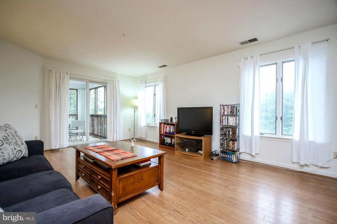 465 Pleasanton Road, Unit C34 Westminster, MD 21157 - Photo 4 of 27 Living Room