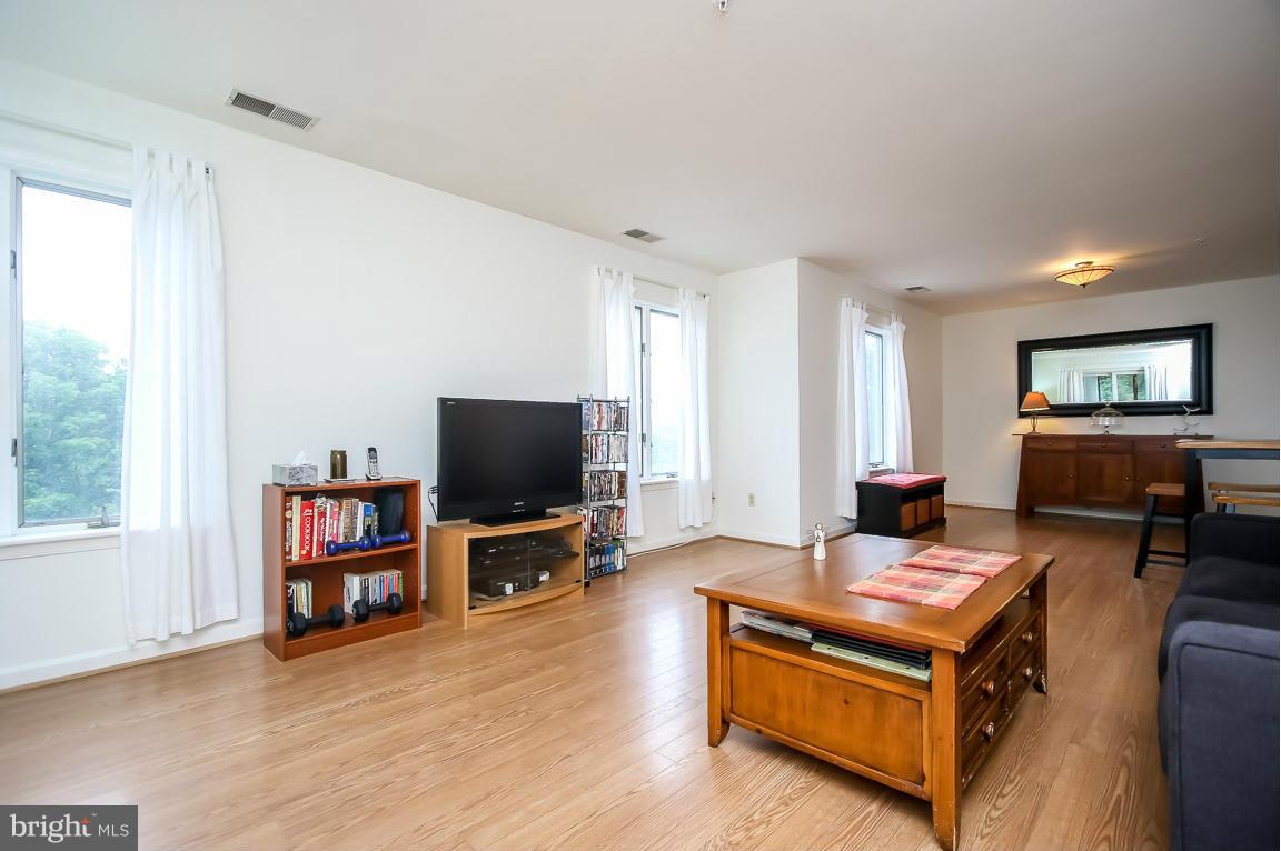 465 Pleasanton Road, Unit C34 Westminster, MD 21157 - Photo 7 of 27 Living Room