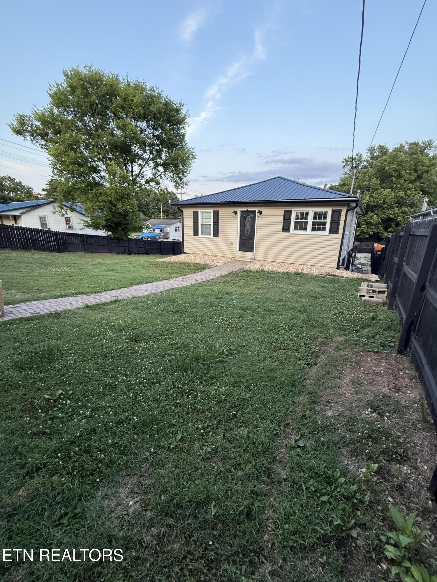 925 Medaris Street Clinton, TN 37716 - Photo 5 of 52 IMG_3941