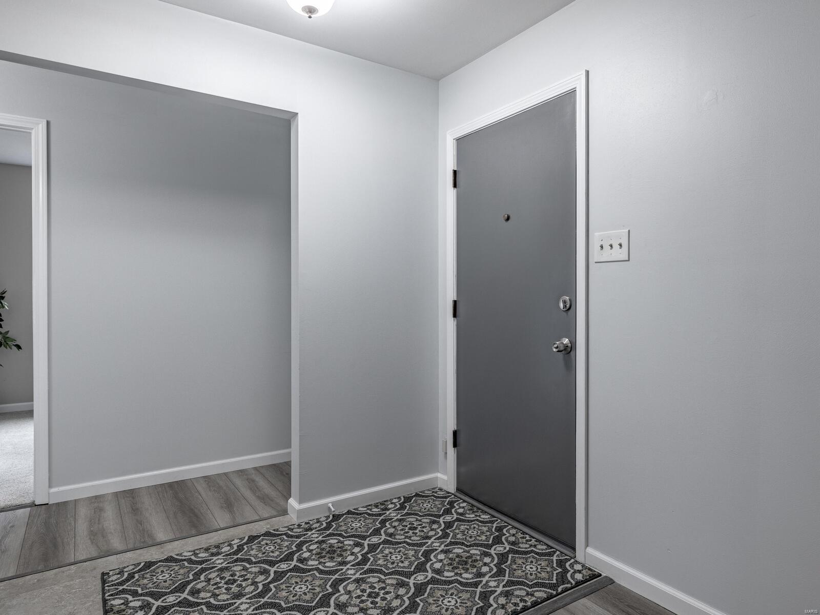 2343 England Town Road St. Louis, MO 63129 - Photo 3 of 33