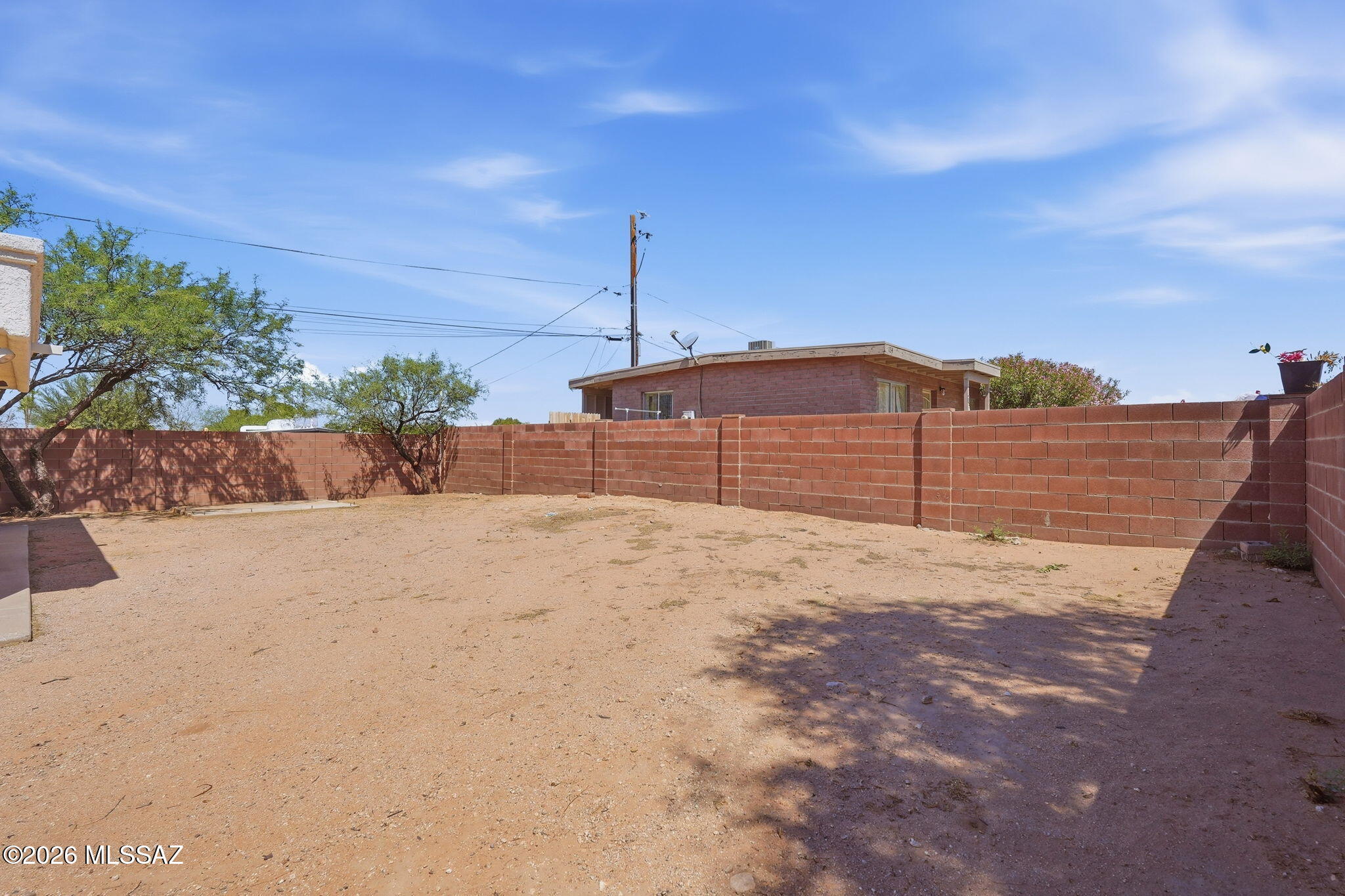136 West Elvira Road Tucson, AZ 85756 - Photo 23 of 27 a view of a backyard of a house