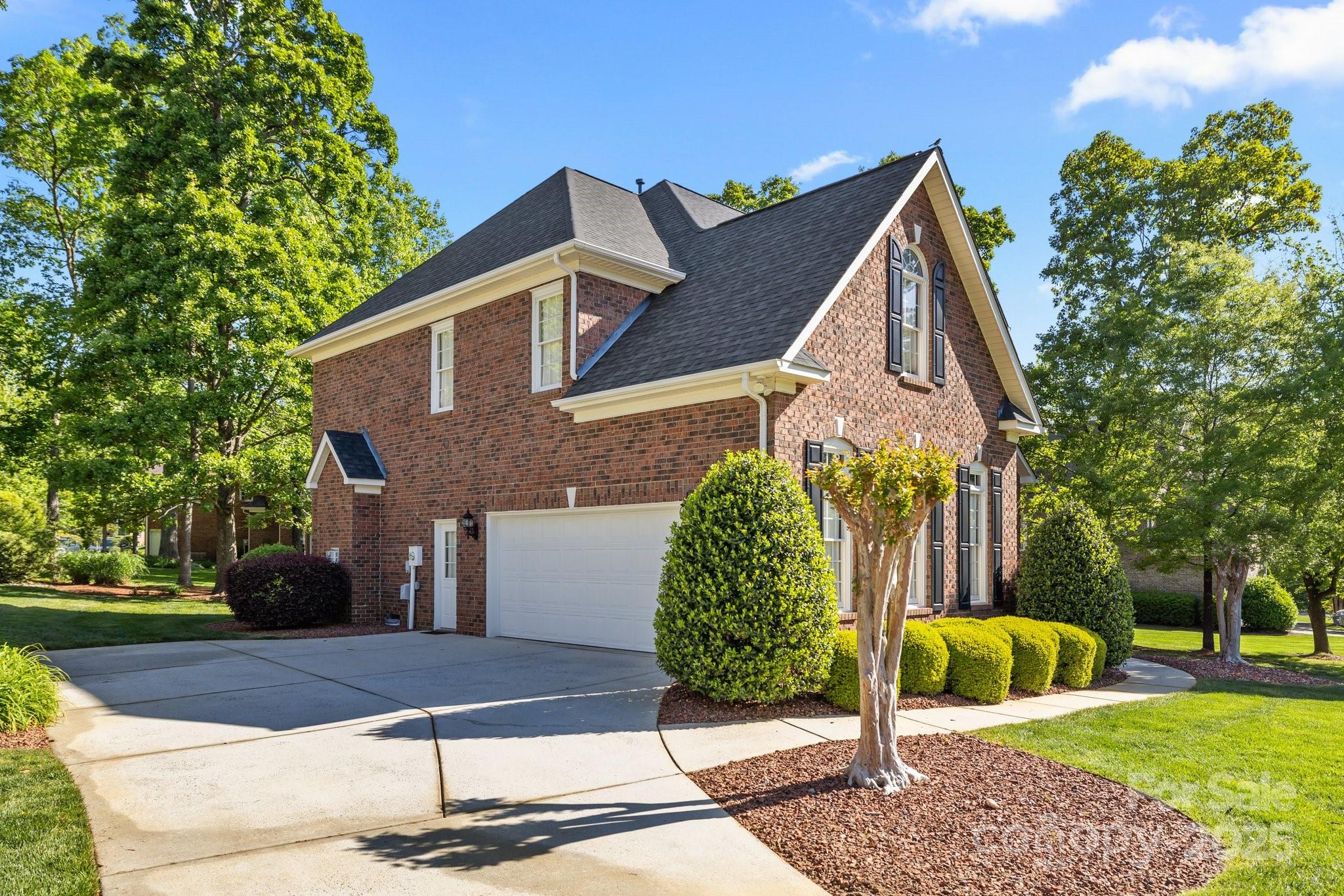 204 Limerick Drive Matthews, NC 28104 - Photo 3 of 44 a front view of a house with garden