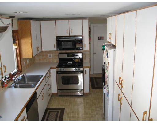 79 Gloucester Road Westwood, MA 02090 - Photo 8 of 17 Gallery Image 8