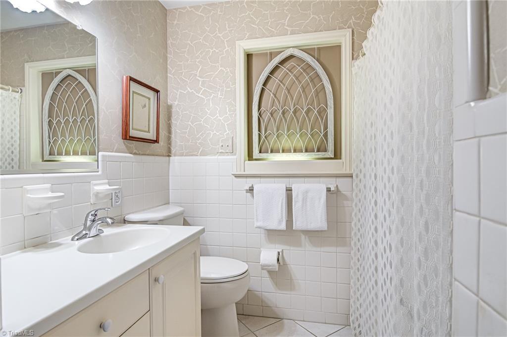 3530 Kirklees Road Winston-Salem, NC 27104 - Photo 24 of 42 En suite bath with second bedroom