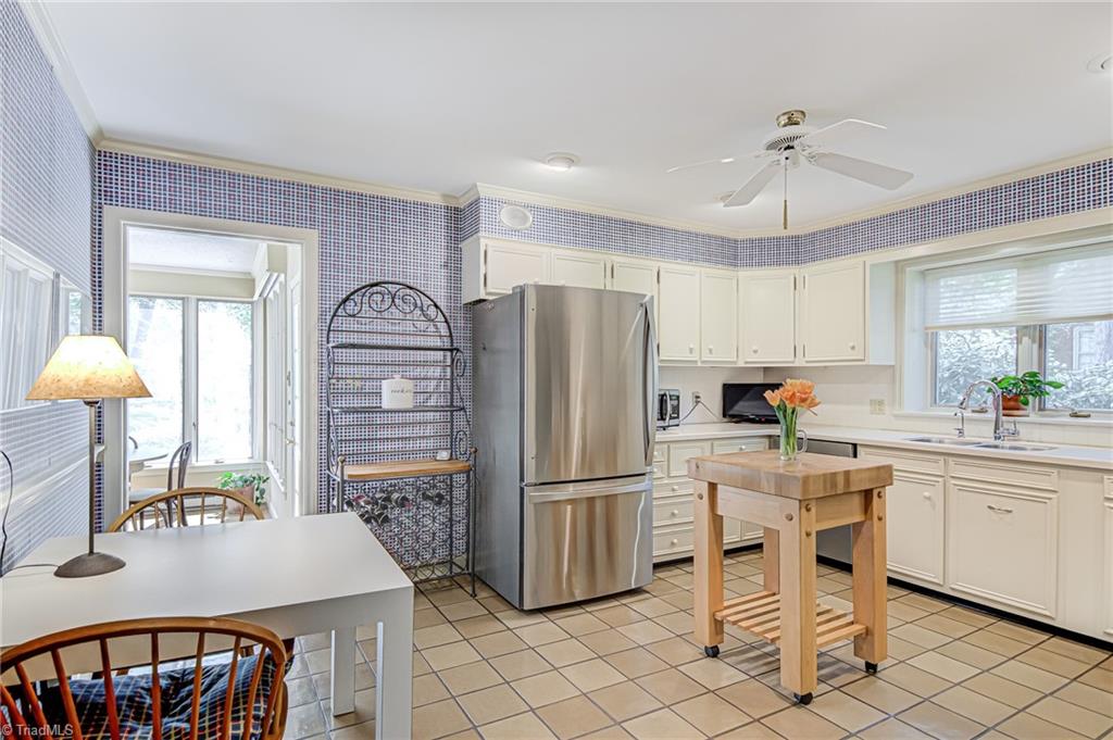 3530 Kirklees Road Winston-Salem, NC 27104 - Photo 8 of 42