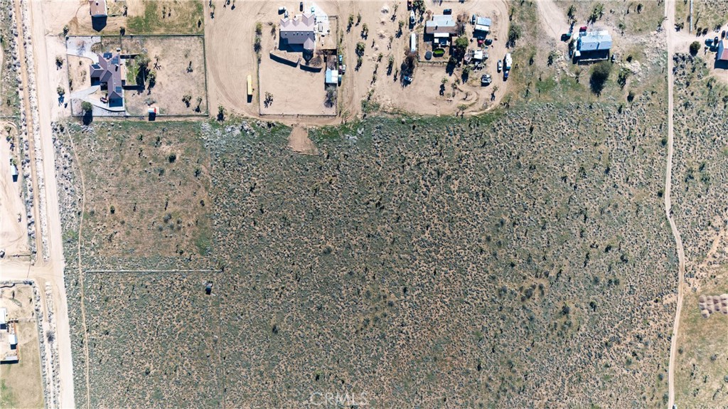 9588 Milpas Road Apple Valley, CA 92308 - Photo 21 of 22 a view of a dry yard