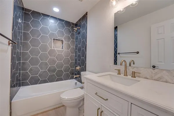 a view of empty room with wooden floor and ceiling fan