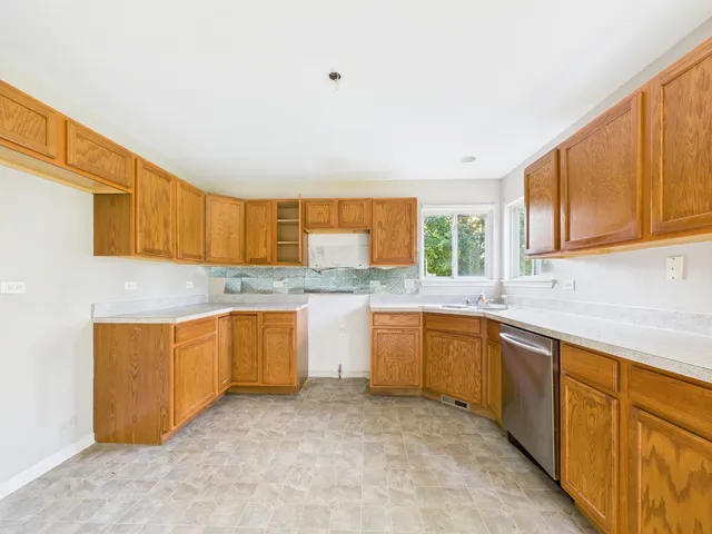 $345,000 | 21460 Prestwick Drive, Crest Hill, IL 60403